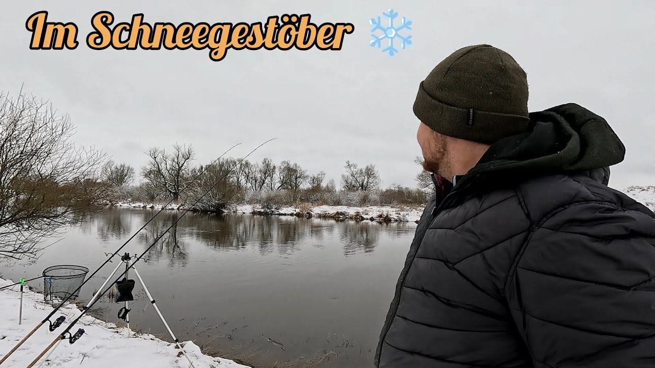 Feeder-Angeln mit Maden und Boilies am Fluss bei eisigem Wind und hohem Schnee 