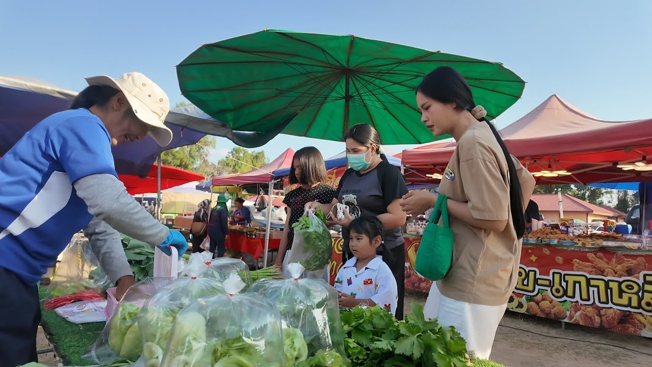 ลูกค้าเจอผักสดๆสวยๆมัดใหญ่ๆอุดหนุนไม่ขาดสายขายดิบขายดีหมดทุกผัก