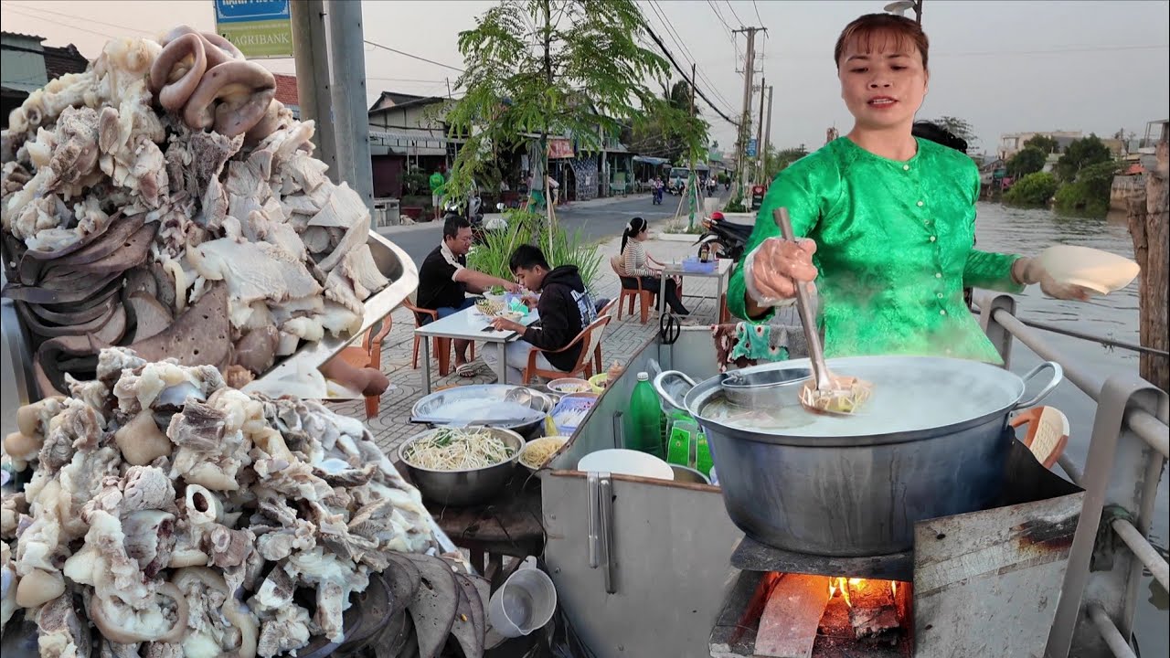Đ&ocirc;ng khủng khiếp tại 2 qu&aacute;n ăn lề đường ven  S&ocirc;ng ở miền t&acirc;y 