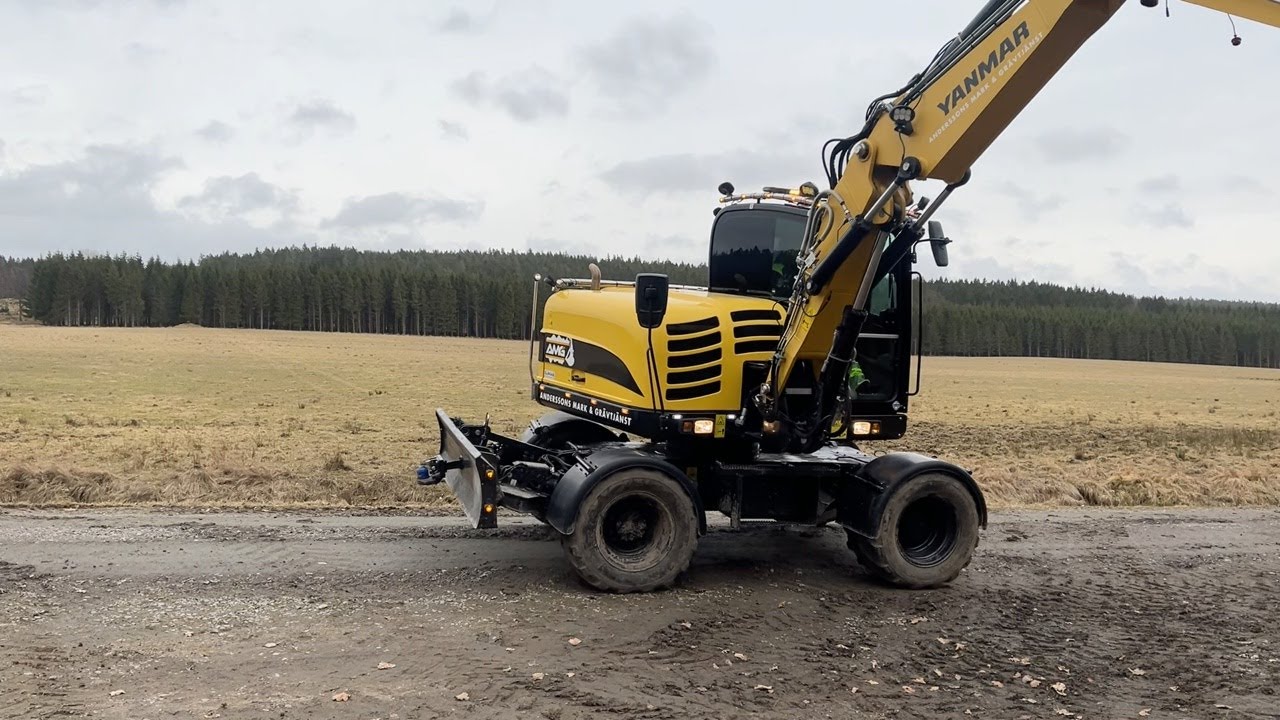 K&ouml;p Gr&auml;vmaskin Yanmar B95W med redskap p&aring; Klaravik