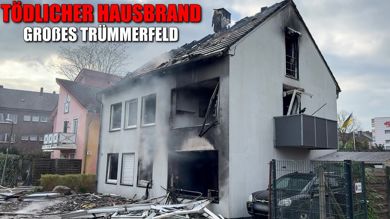 [TÖDLICHER WOHNHAUSBRAND IN WESEL!] - Gebäude in Vollbrand ~ Großes Trümmerfeld vor dem Haus -