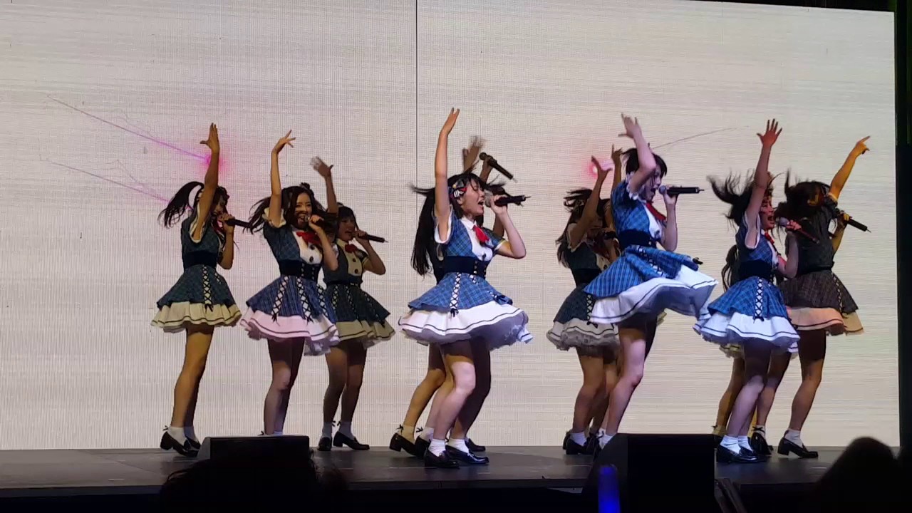 AKB48 Team 8 in Manila - High Tension
