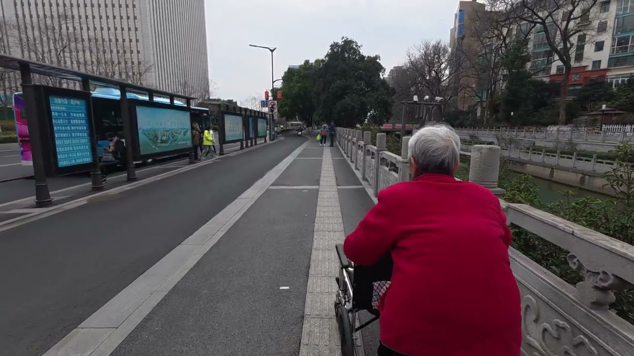 20260219 一家人出动带奶奶散步