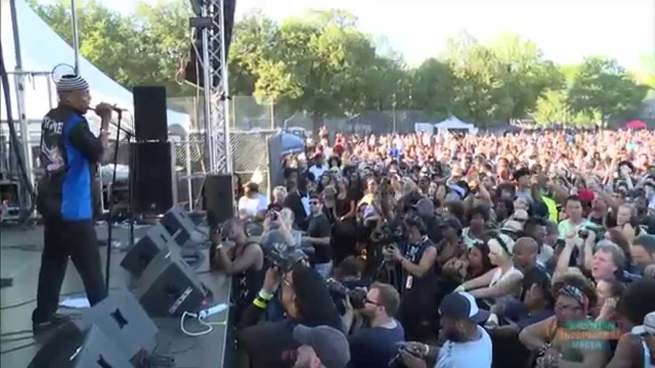 Fishbone performs 