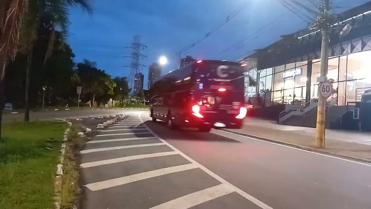 MOVIMENTAÇÃO DE ÔNIBUS NA AVENIDA JOSÉ DE SOUZA CAMPOS 
