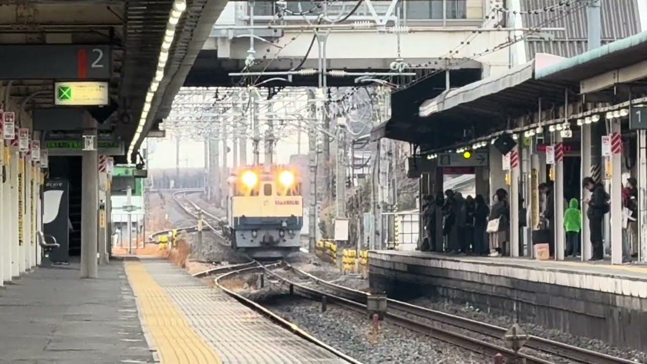 EF65形2083号機+空コキ2Bが栗橋駅を通過するシーン