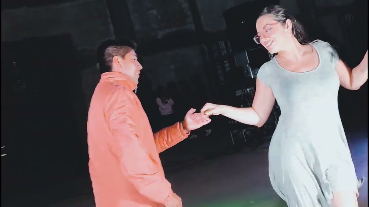 🔥 UNA CHICA ESPACIAL /LA CHICA DE LOS LIKES / CON UNA CUMBIA DESCONTROLADA / Cenzontle con Violines