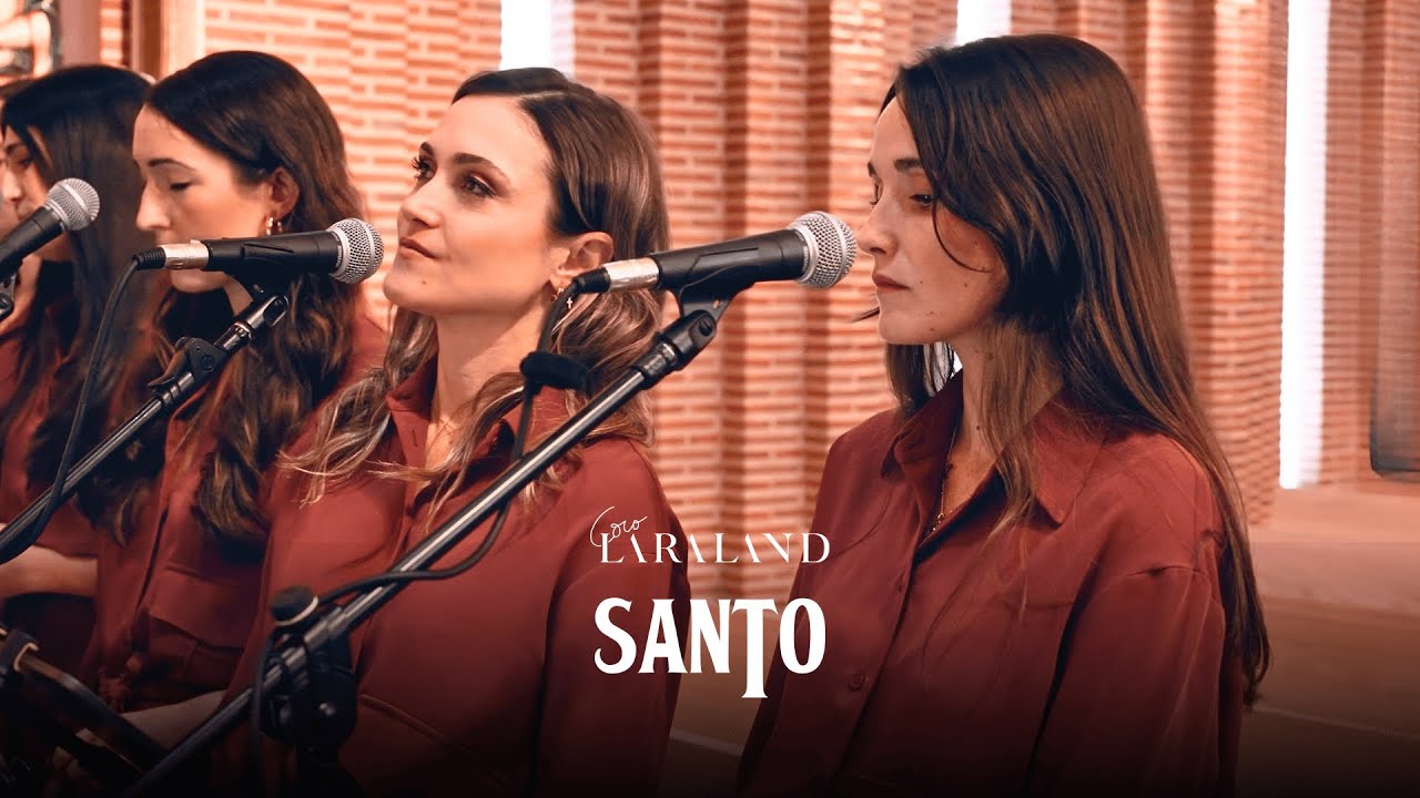 El Coro Laraland cantando 