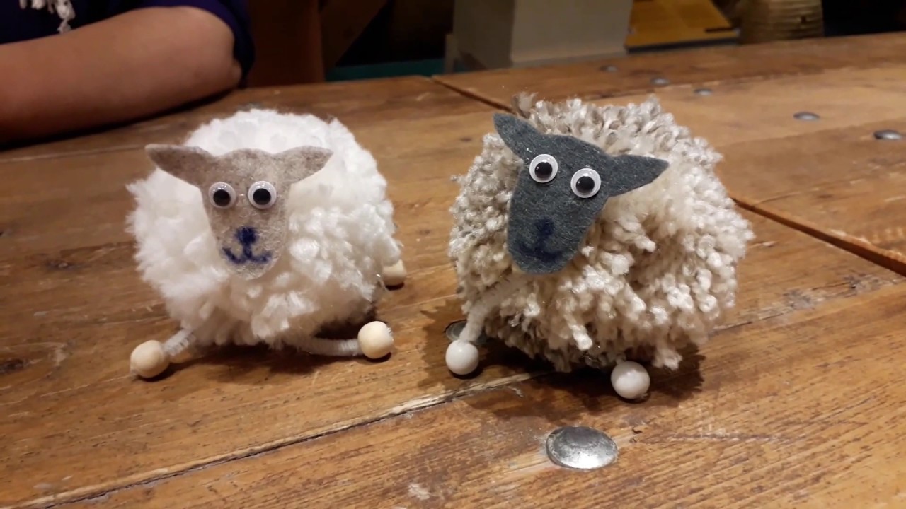 Schaapje maken van wol - Schaapskooi Ermelo
