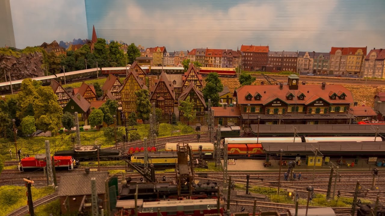 Zwei Krokodile und ein U-Boot sind mal wieder aus dem Zugspeicher aufgetaucht, Modellbahn Spur N