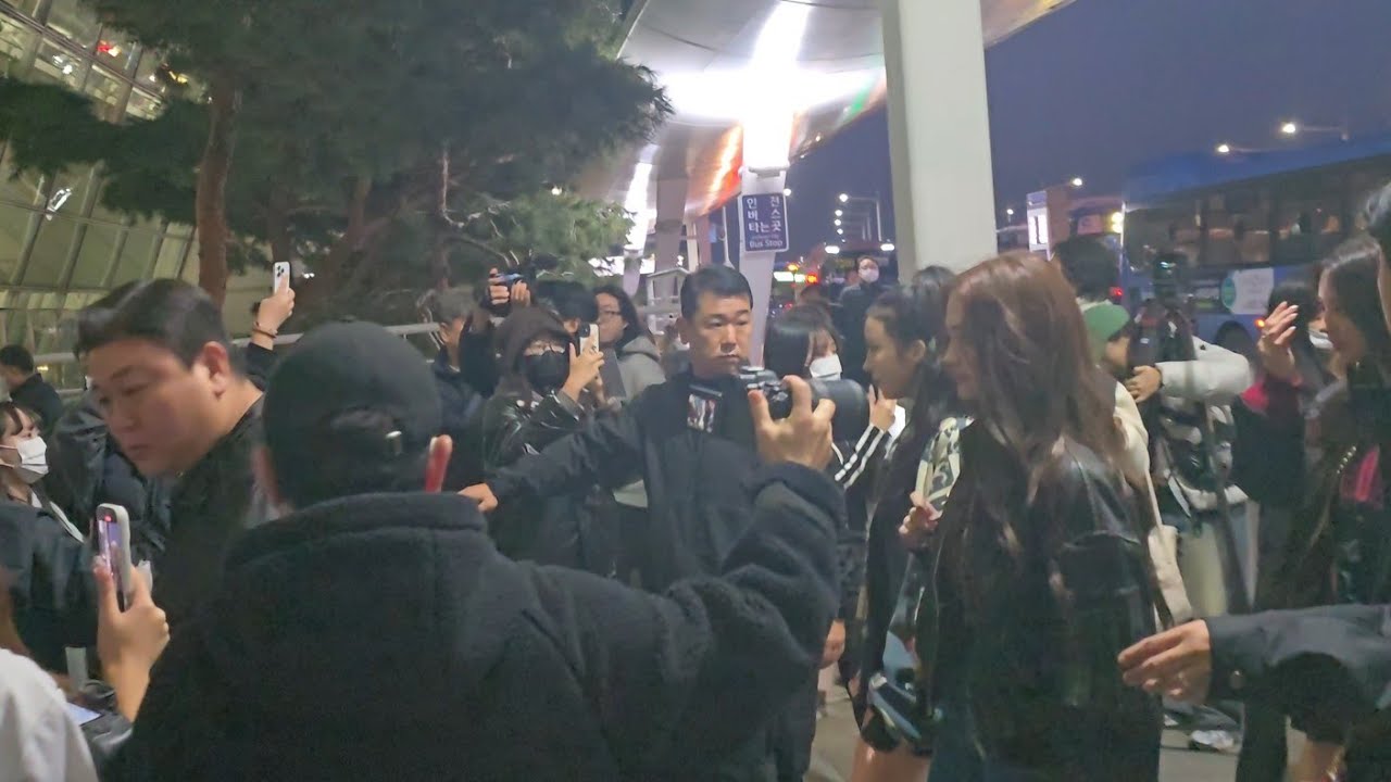 Walking behind Meovv 미야오 at Incheon Airport 11-19-2024