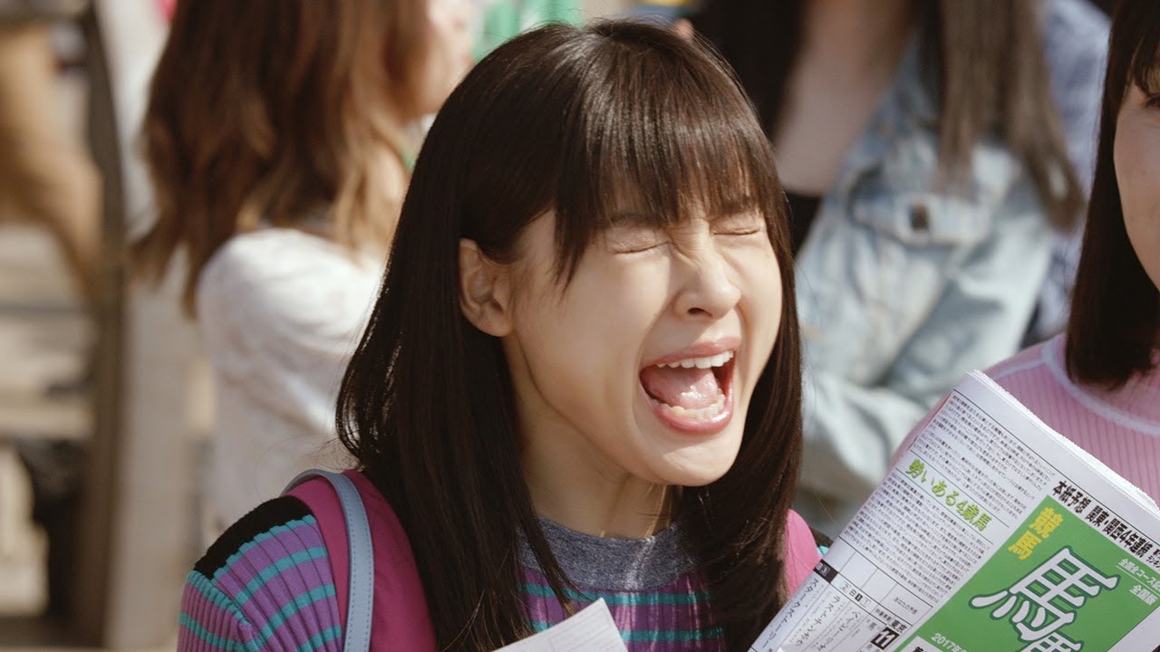 土屋太鳳＆高畑充希、競馬場で叫ぶ「そのままー！差せー！！」　JRA「UMAJO」新ウェブムービーが公開