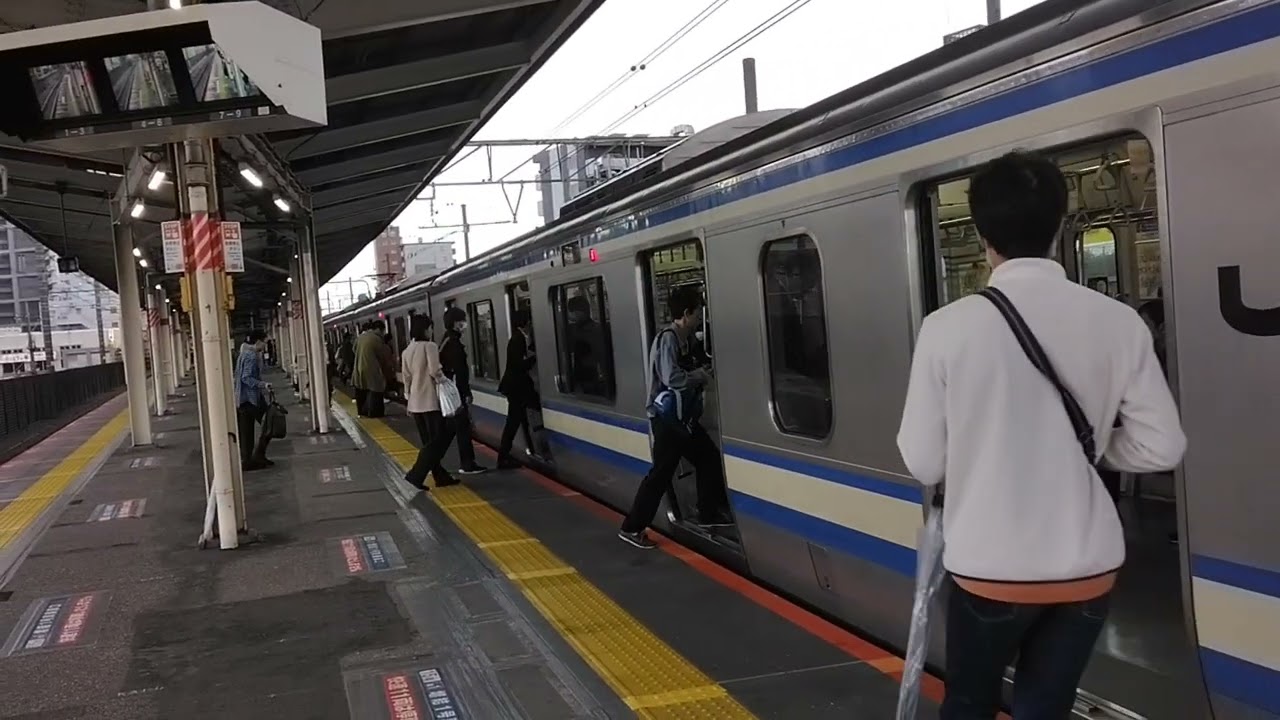 13時に3本連続のE217系 総武快速線稲毛駅を発車するE217系総武快速線快速久里浜行き