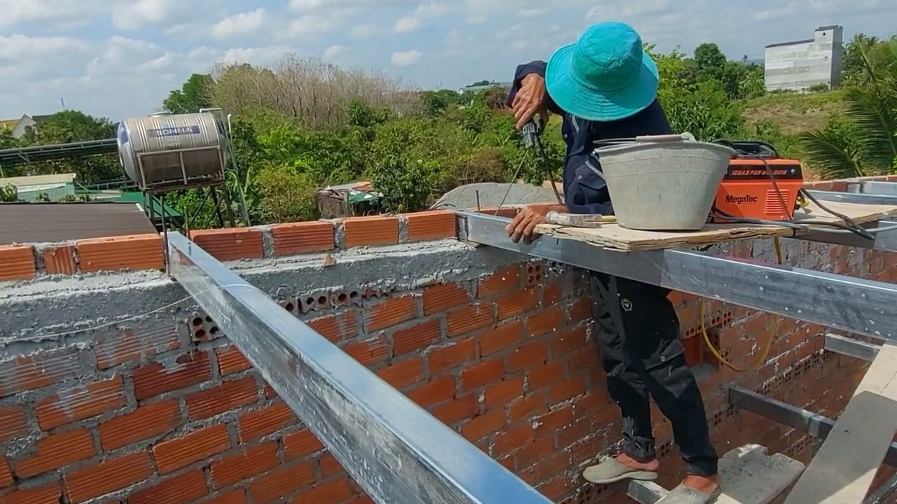 căn nhà cấp 4,2 phòng ngủ đang công đoạn anh em thợ gác sà gồ hàn lợp tôn