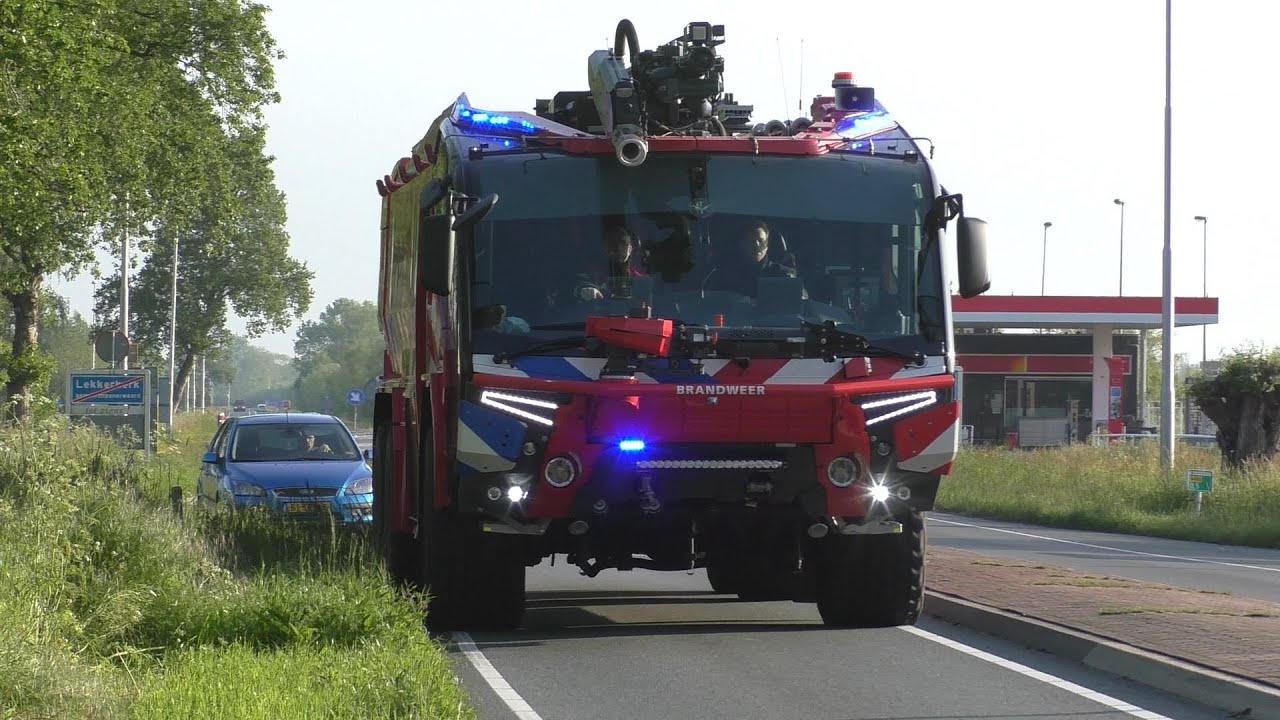 Crashtender 63, Brandweer Rotterdam Airport met Spoed naar een Zeer grote brand in Lekkerkerk