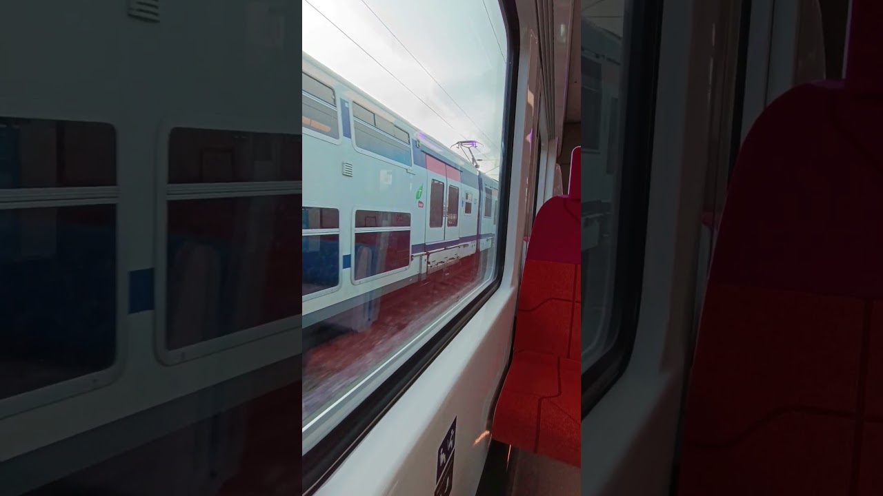 (RER E) Course entre un RER NG et un MI2N