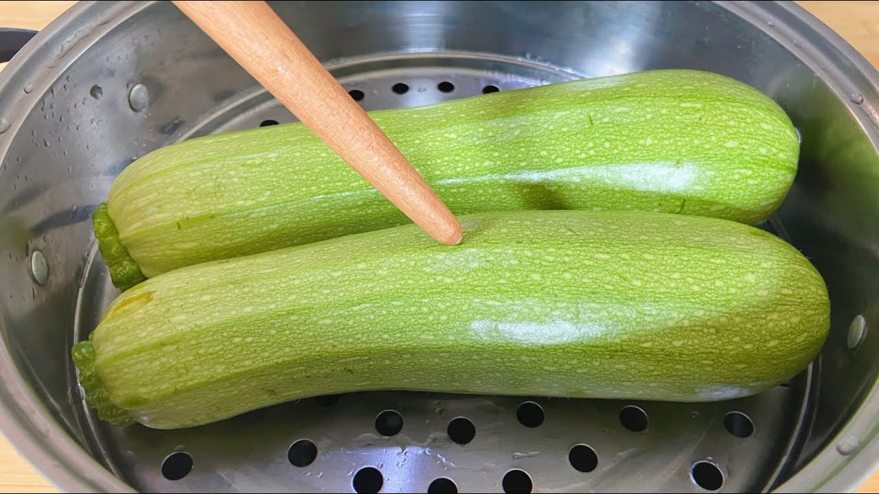 把西葫芦放锅里蒸一蒸，厉害了，头次见这种做法，上桌不够吃