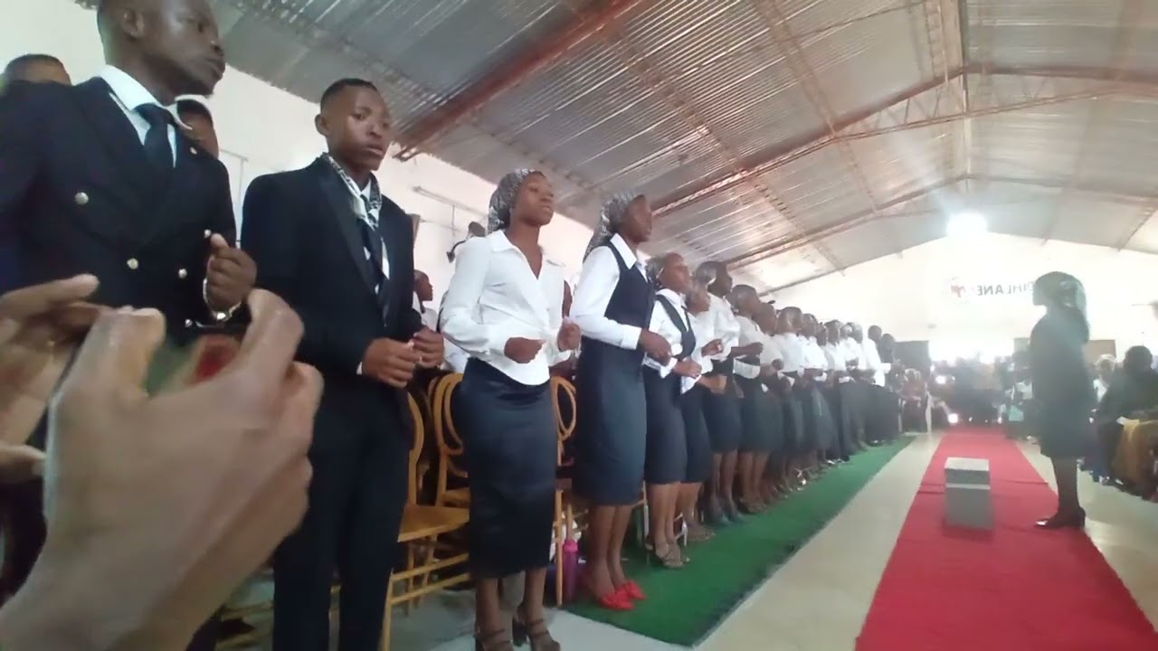 Aniversário juventude cristã-ndhilhane-coro com maestrina Lídia 