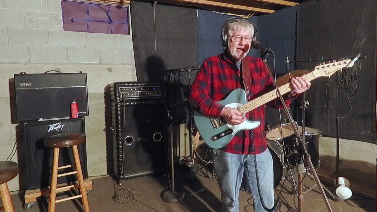 KUSTOM Amp Demo  1972 250 Roll and Tuck  Just an old guy keepinhg busy!