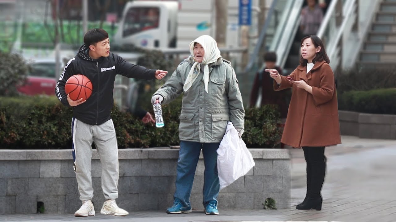 Scavenger old lady being bullied by a young man 当捡瓶子的老人街头遭年轻人欺负，最后多亏了这些路人！（Social Experiment）