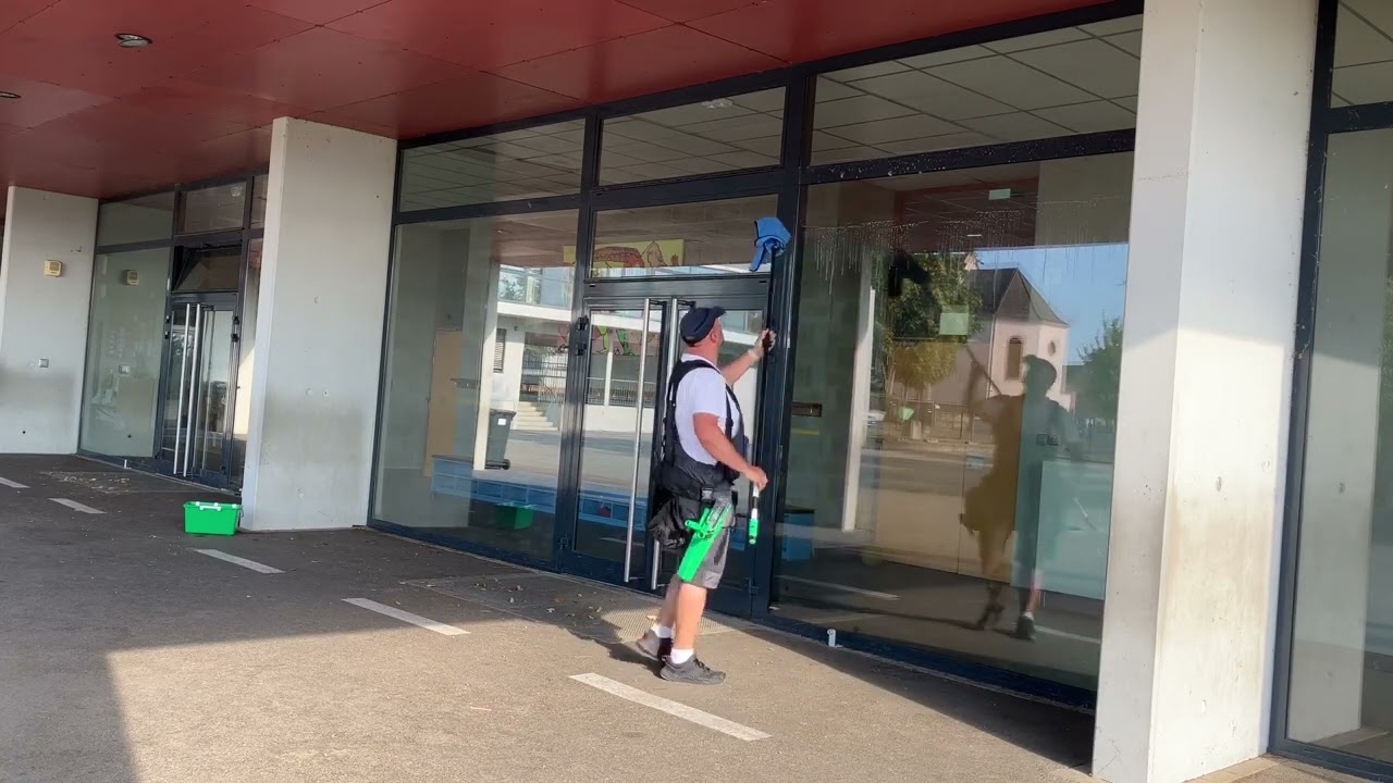 Nettoyage d’une façade de périscolaire…