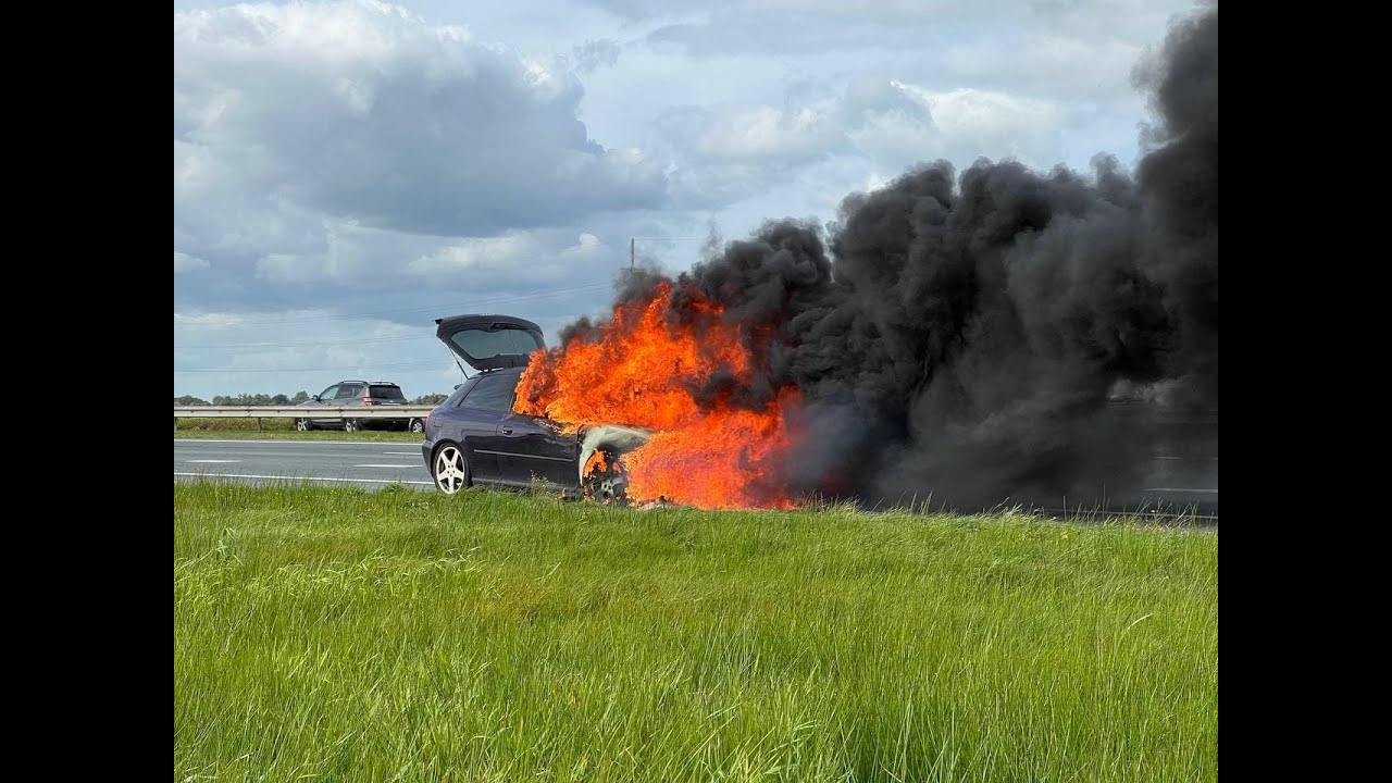 Auto verwoest door brand op de A7 bij Heerenveen