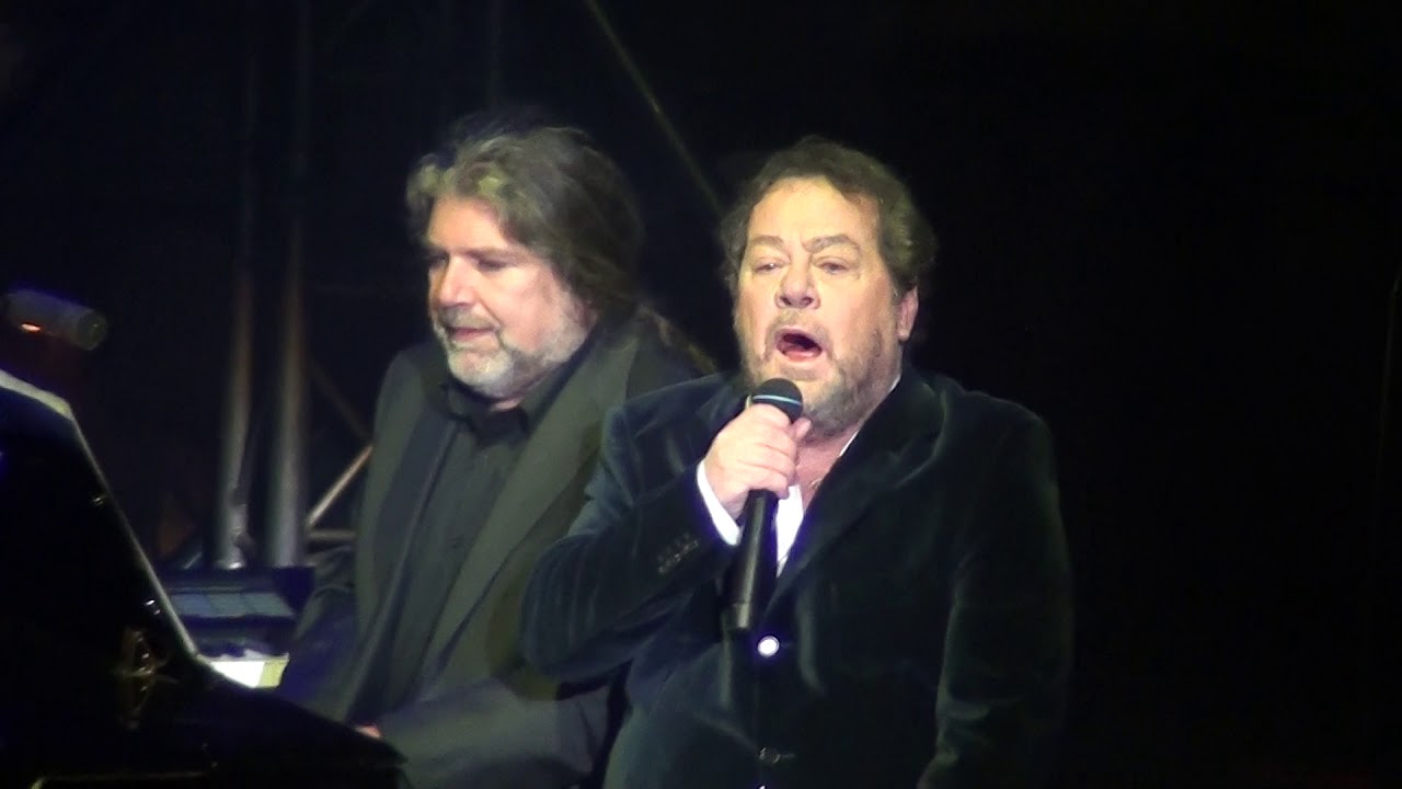 Giannis Parios Live Salamina 2013 - Oli i zoi mou~Gela mou ki as einai psema