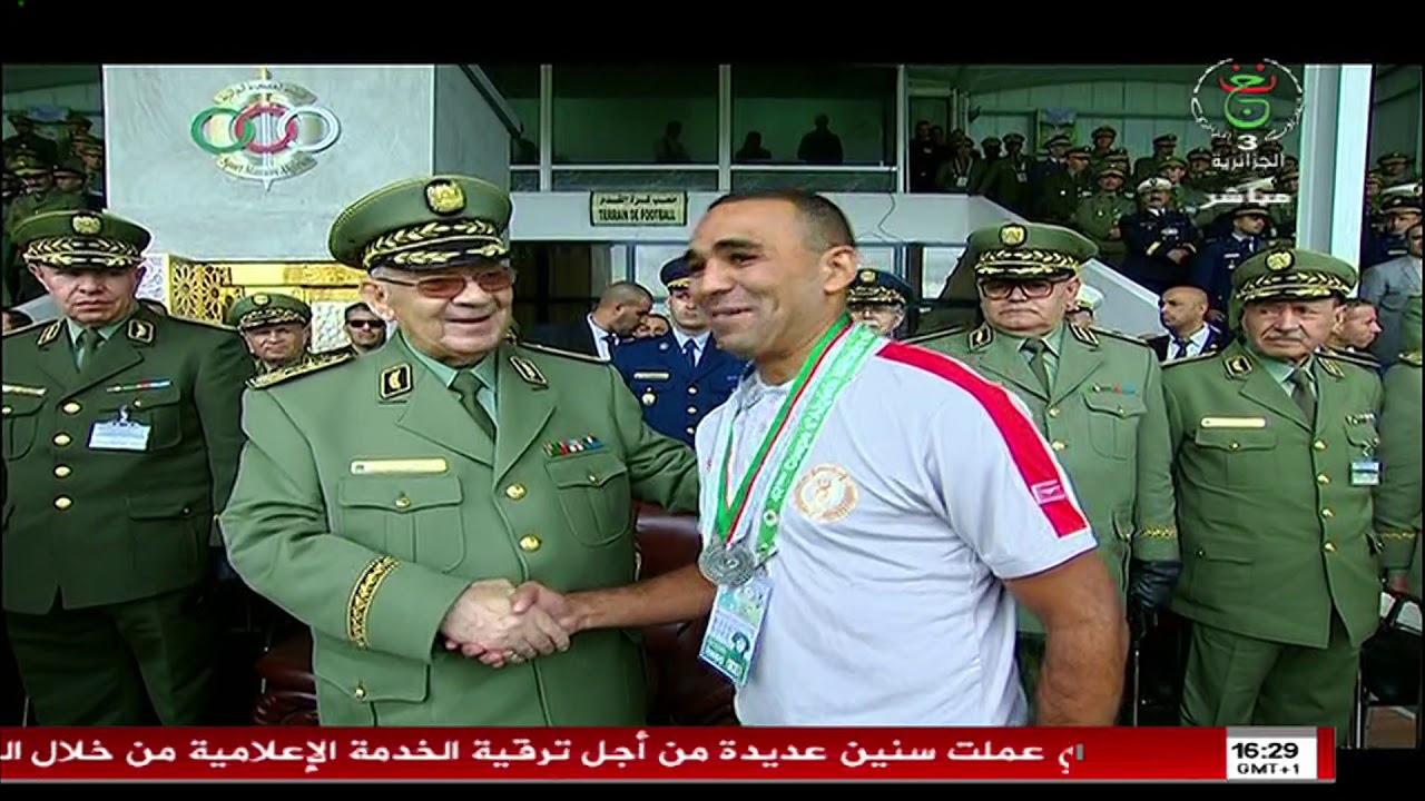 الفريق احمد قايد صالح يسلم كأس الجزائر العسكرية لكرة القدم لفريق قيادة الدرك الوطني