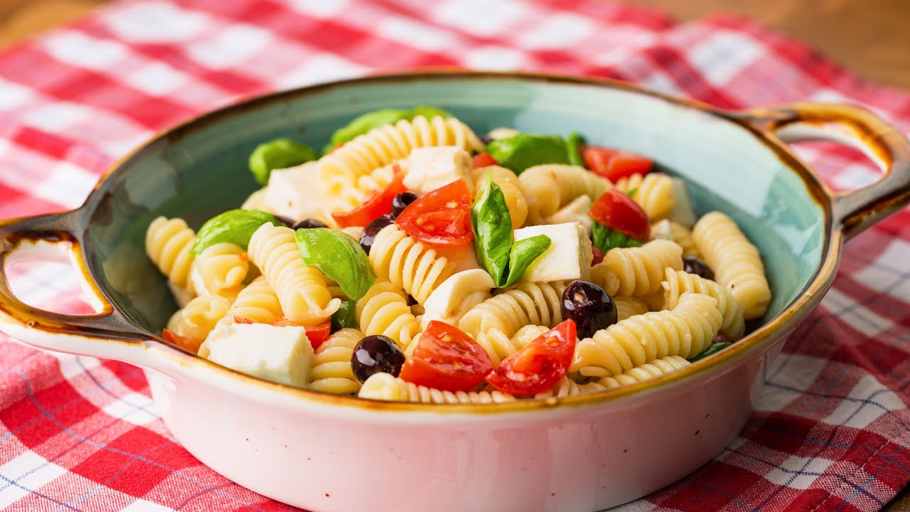 Insalata di pasta alla mediterranea -  Fresca, buona e decisamente semplice.
