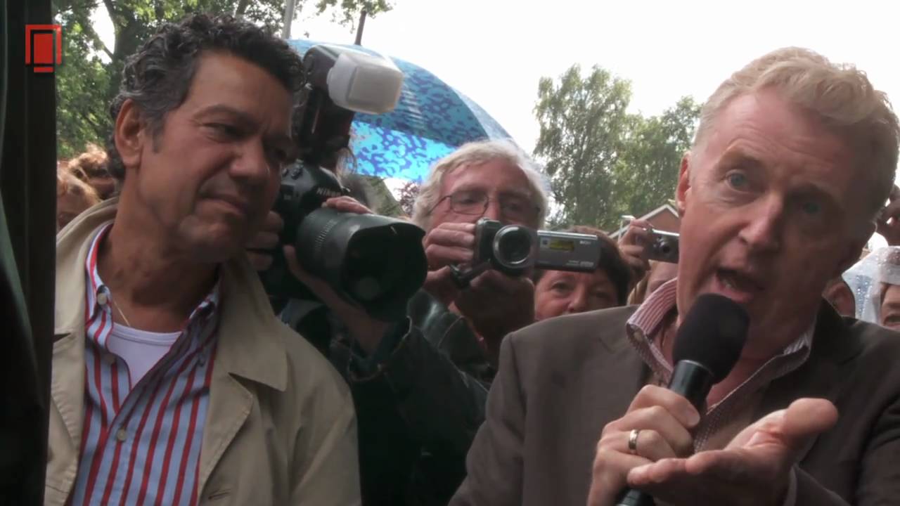 Borstbeeld Jos Brink, onthuld door Andre van Duin