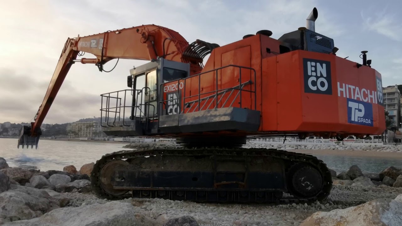 Hitachi EX1200 with 28 meters long reach