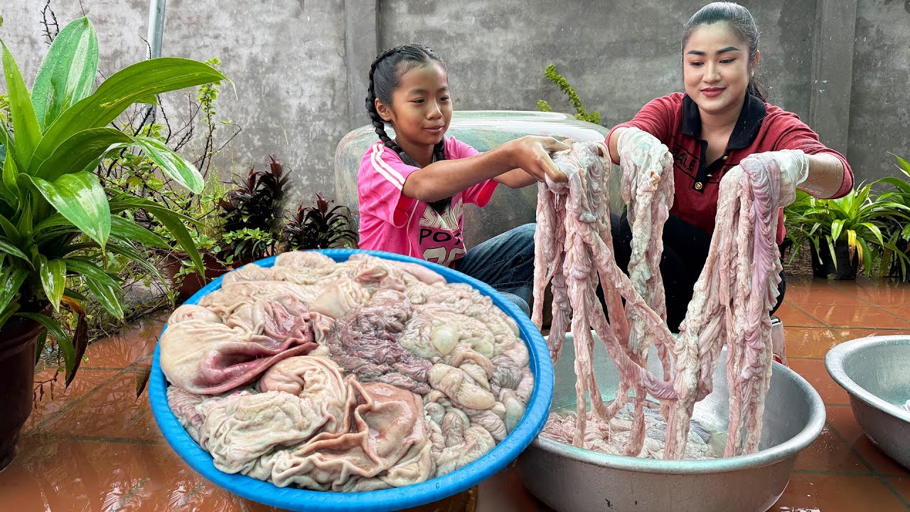 Mother and children cooking : Yummy pork intestine cooking - Cook and Eat