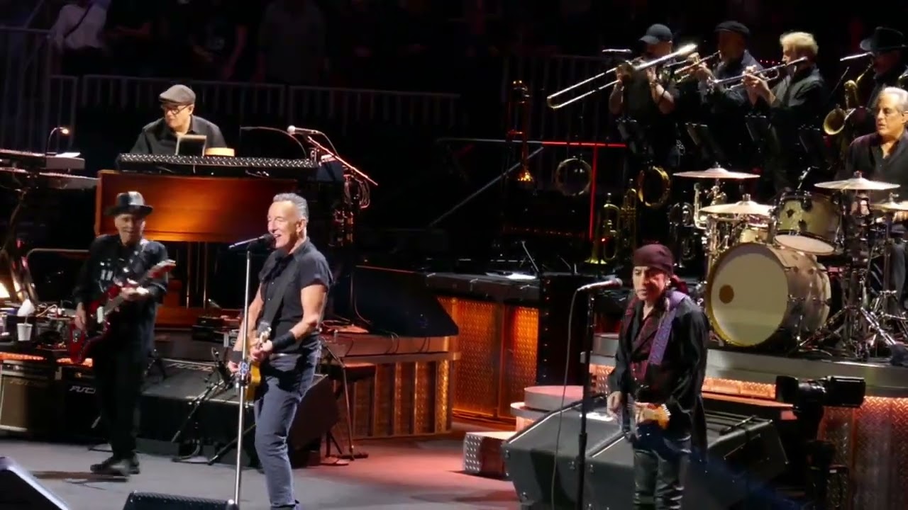 Bruce Springsteen - Dirty Water (The Standells cover) - Live in Boston (03/20/2023)