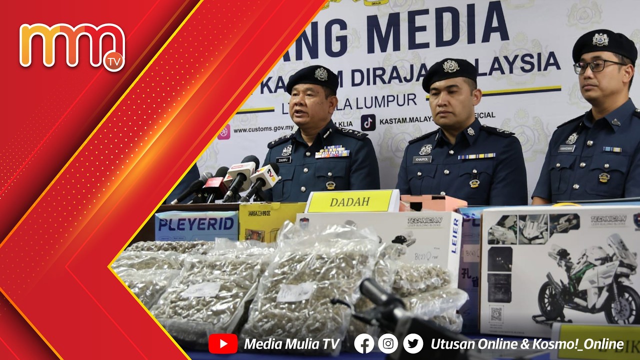 COBRA JKDM rampas enam kontena berisi besi di Pelabuhan Klang