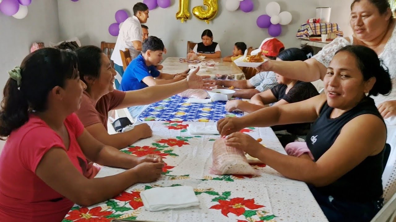 Así lució la CASA de doña EVA con la familia más cercana y amigos en la fiesta de Cristelita. 