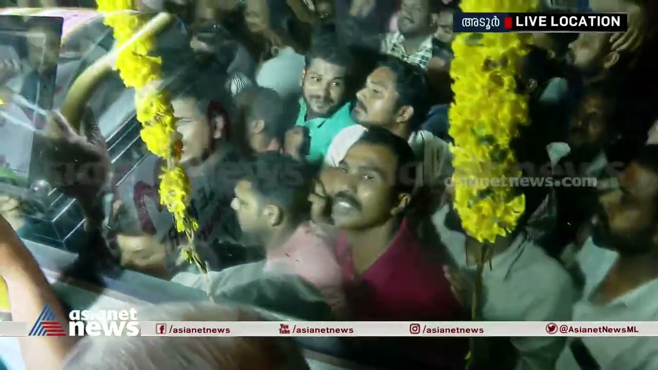 മനുഷ്യക്കടൽ താണ്ടാൻ പാടുപെട്ട് വിലാപയാത്രാ വാഹനം|Oommen Chandy