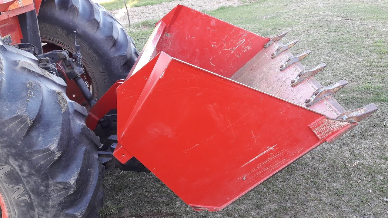 Large Capacity (0,8 m³) 3 Point Hitch Dump Bucket (in action 1/3). Experimental