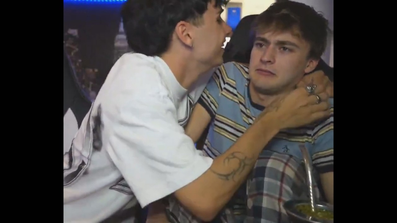 15 minutos de mernuel pidiendole un beso a moski