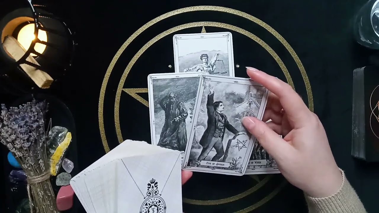 ОН ХОЧЕТ ВЕРНУТЬ ТВОЕ ВНИМАНИЕ! Бесится на твое безразличие и игнор. Таро Гадание