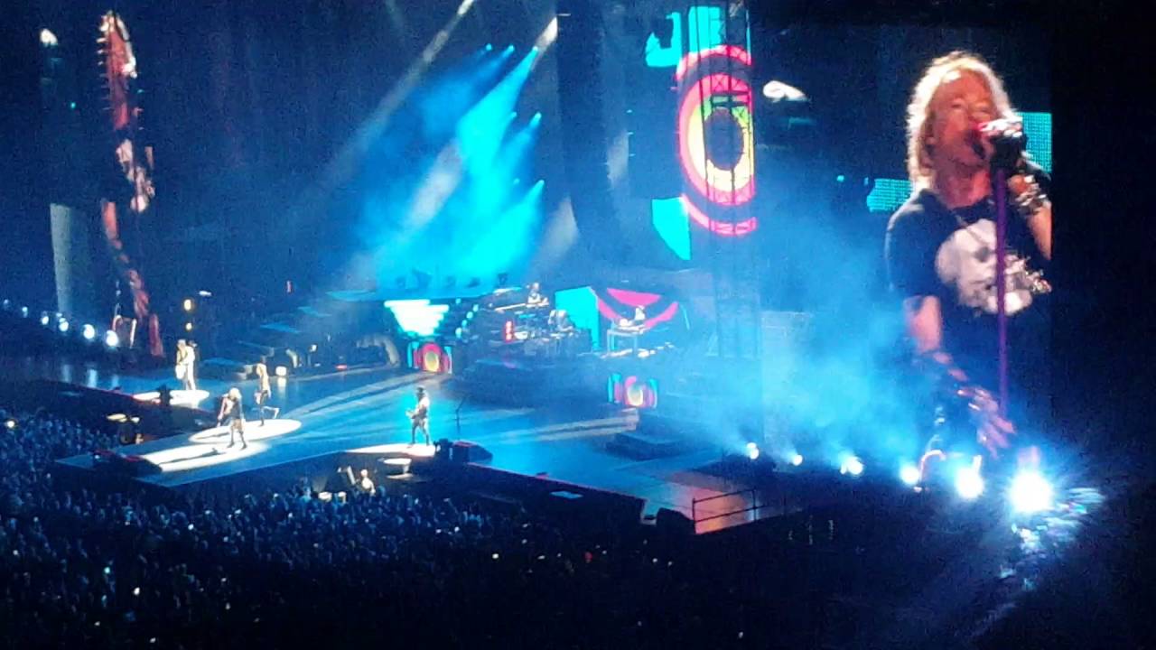 Guns n' Roses - It's So Easy & Mr. Brownstone, July 9 2016, Nashville