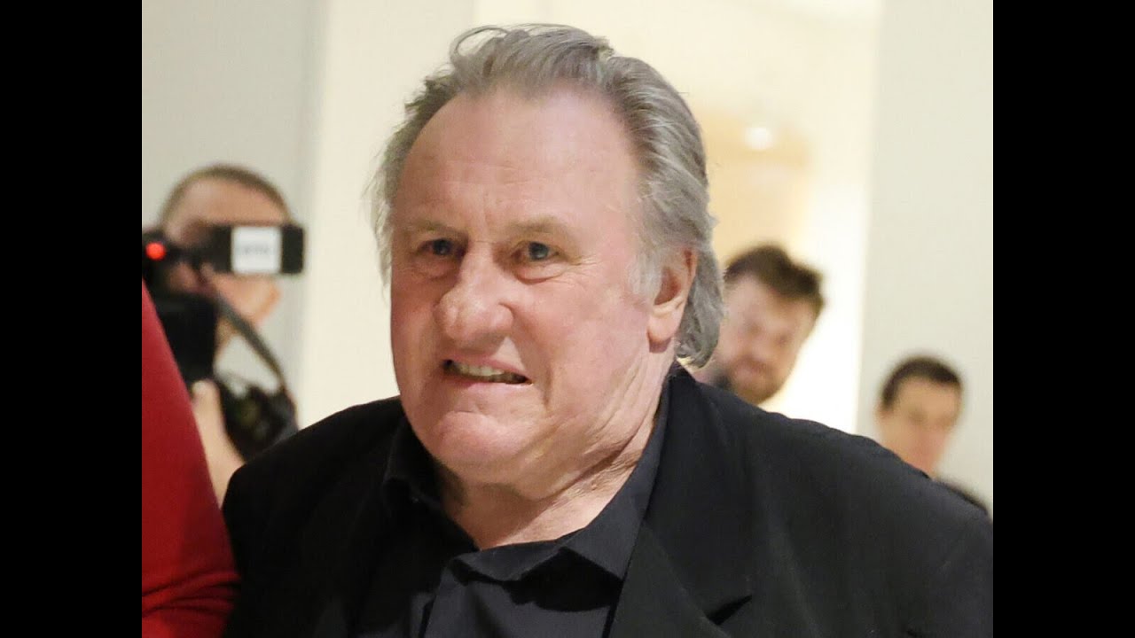 Gérard Depardieu aperçu à la sortie d'un palace parisien : l'acteur essaie d'échapper aux photograph