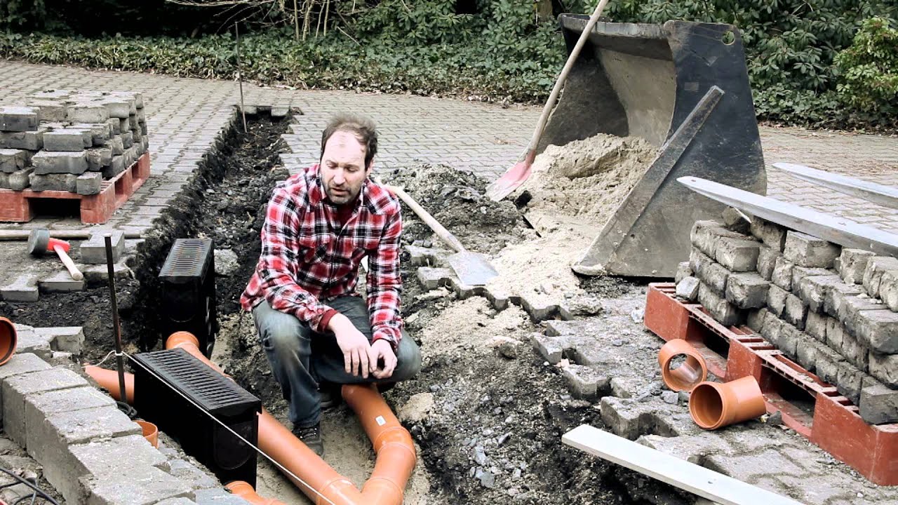 Plaatsen van een lijngoot RECYFIX - deel 2 - Zandvanger en riool.wmv