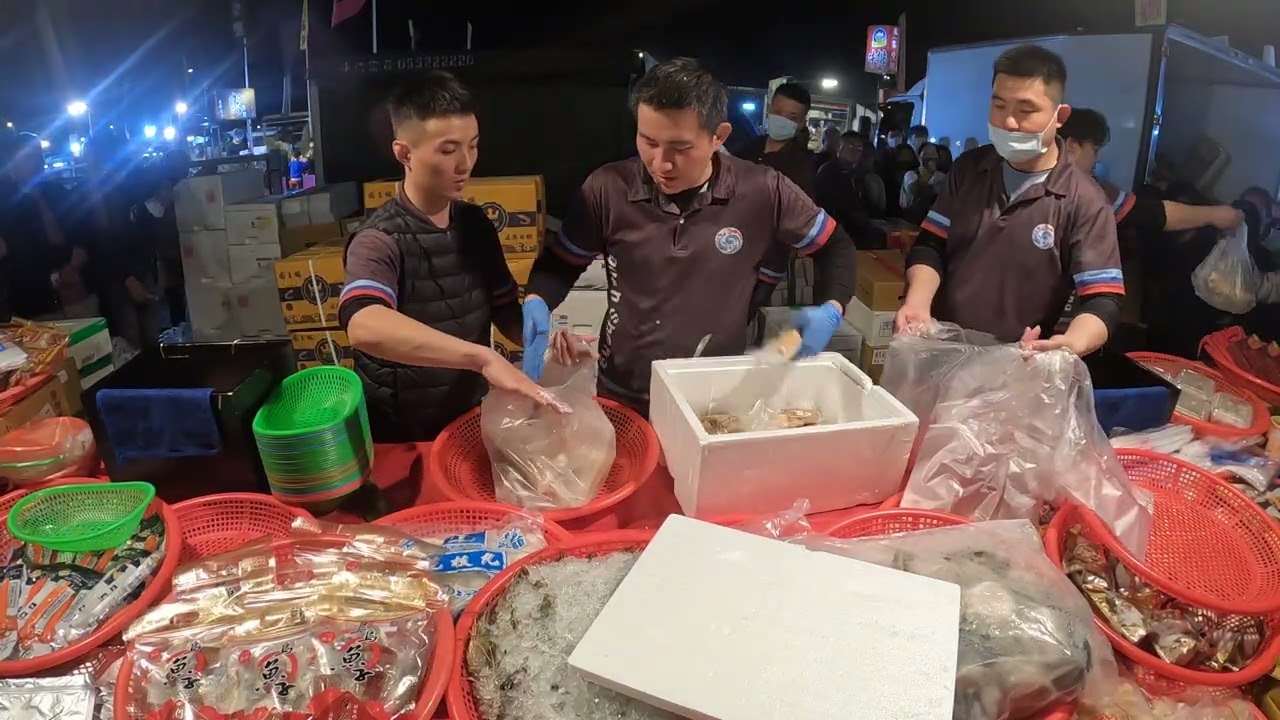 22  魚卵喊下去，志哥一直狂加，老闆趕快喊好了啦~太搶手了吧~真的便宜又好吃的~ #嘉義趙又廷 #全晟海產 #週六斗南夜市 #海鮮拍賣 #海鮮叫賣