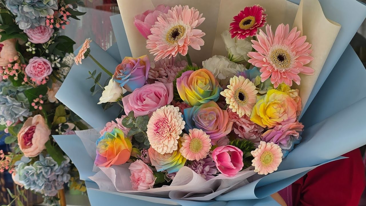 Un ramo con rosas de colores 🌈