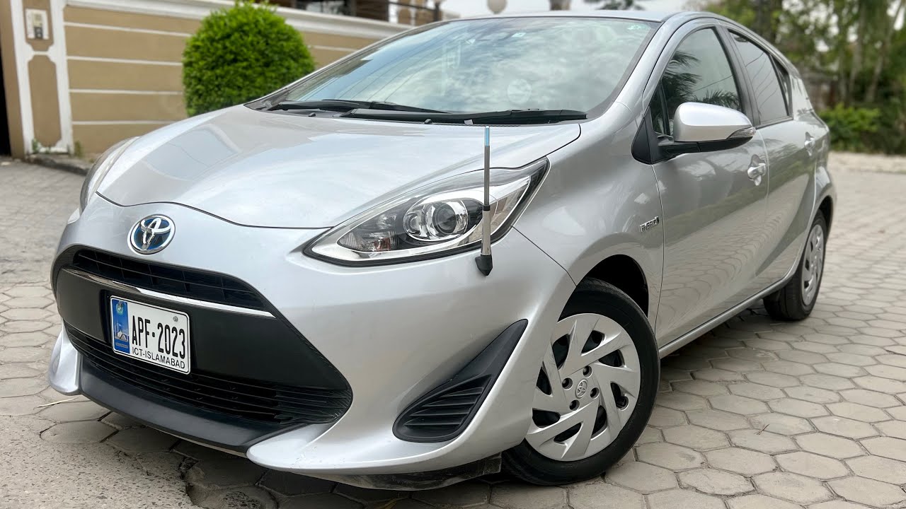 2018 Toyota Aqua (Prius C) Hybrid 1.5 Review - Interior and Exterior Details