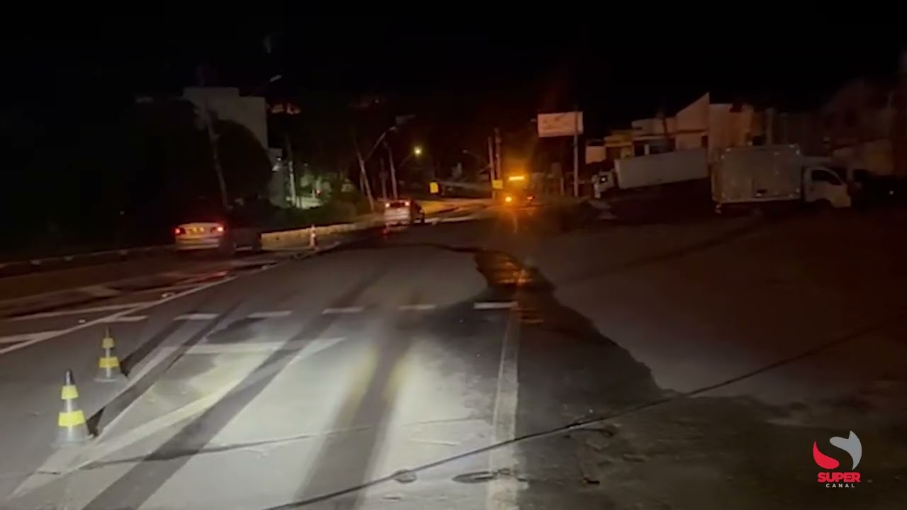 Chuva forte causa alagamentos no bairro das Graças e queda de poste deixa bairros sem energia