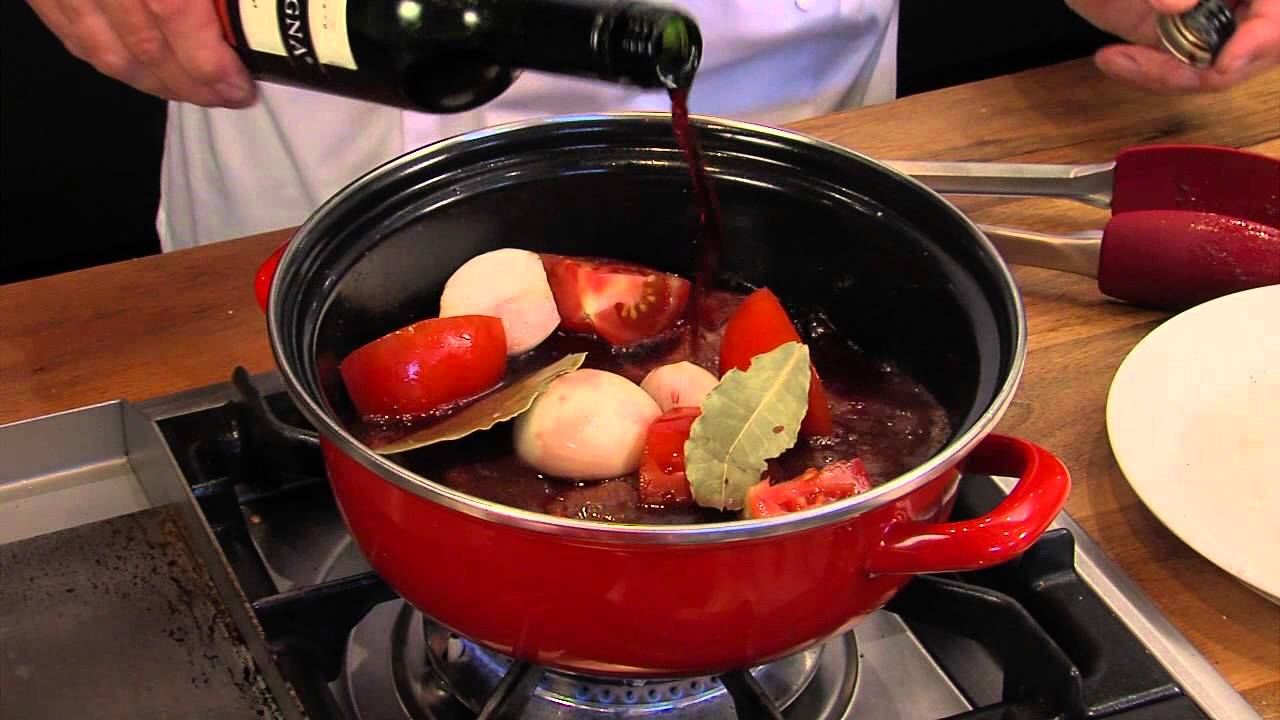 Ouderwets gestoofde sucadelap met tomaten, stoofpeertjes en puree