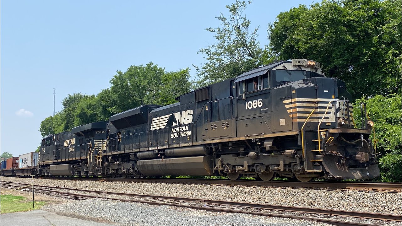 NS 1086 leads 12R in Pineville with a international stack cut. 6-8-2023