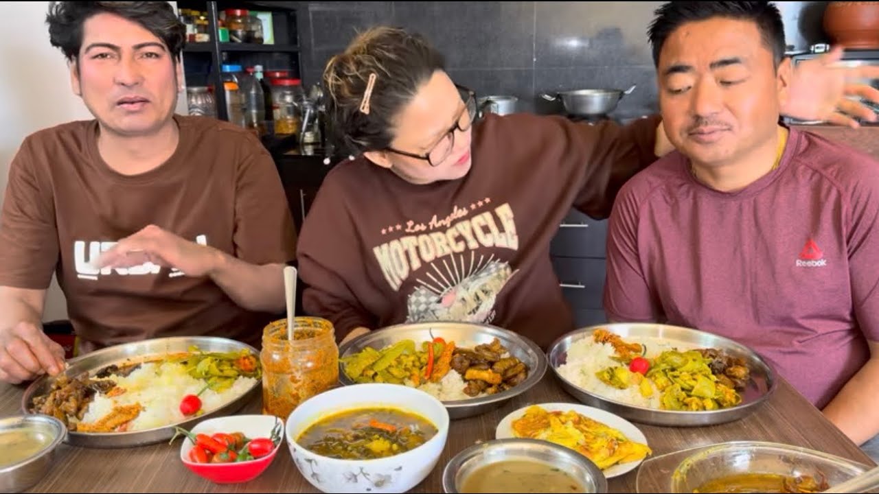 हामी तिन लखने, काइला अनि काइली। मिठो मिठो खानेकुरा साथमा धमाका हसी मजाकको।