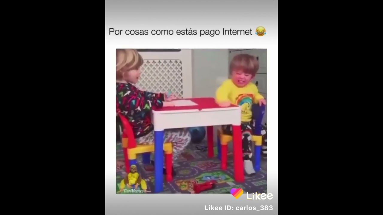 ni&ntilde;o se enoja y le tira la mesa al otro ni&ntilde;o